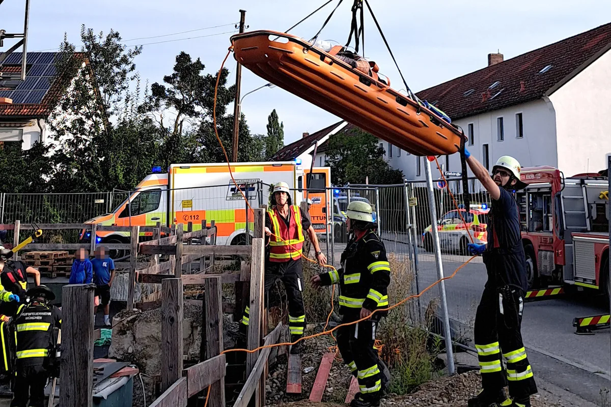 Untermenzing - Bauarbeiter stürzt aus dem zweiten Stock in eine Baugrube