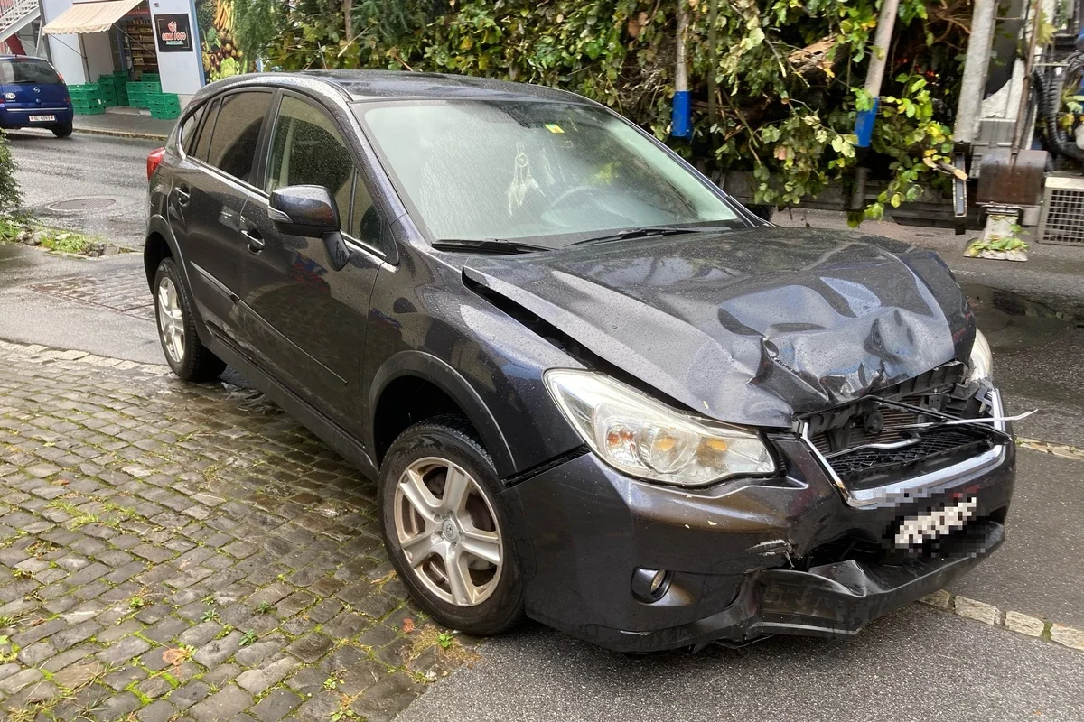 Netstal GL - Auto beim Abbiegen übersehen