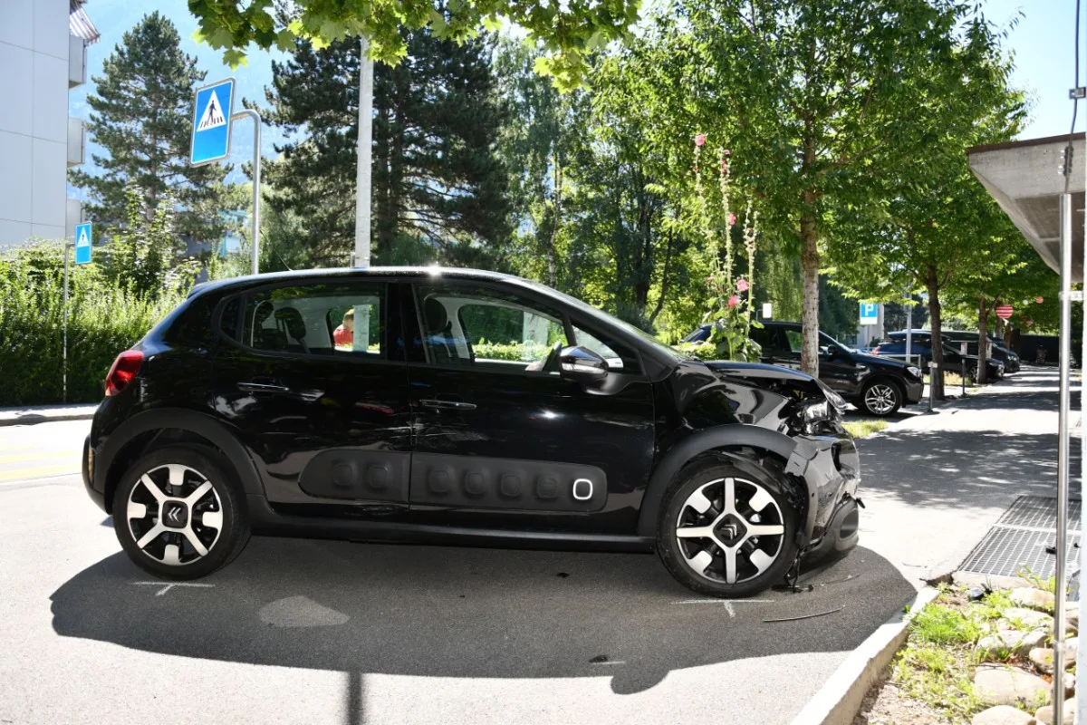 Kettenreaktion in Chur GR - Nach Unfall rollt das Auto in eine Hausfassade weiter!