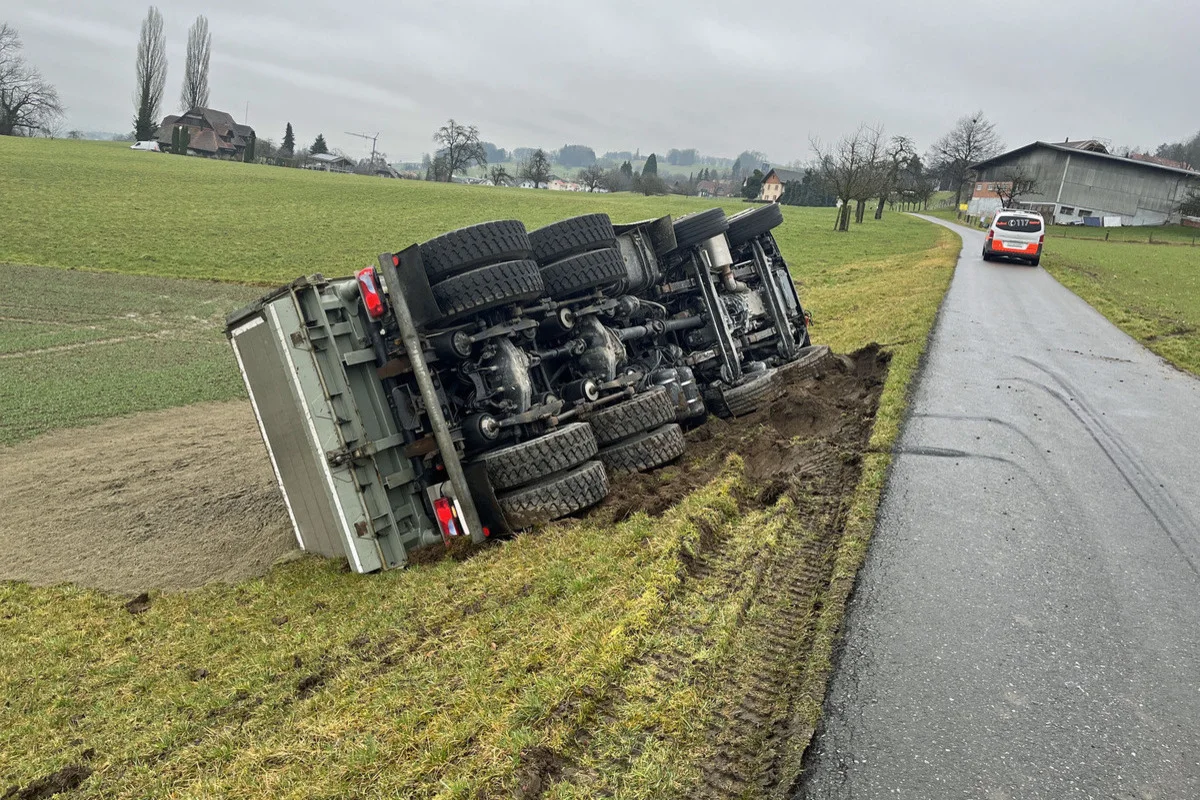 Triengen LU – Lastwagen kippt bei Unfall
