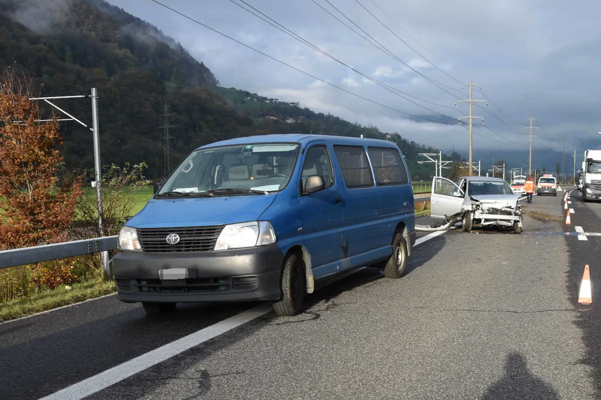 Unfall A3 Mels SG - Auto kollidiert mit Leitplanke