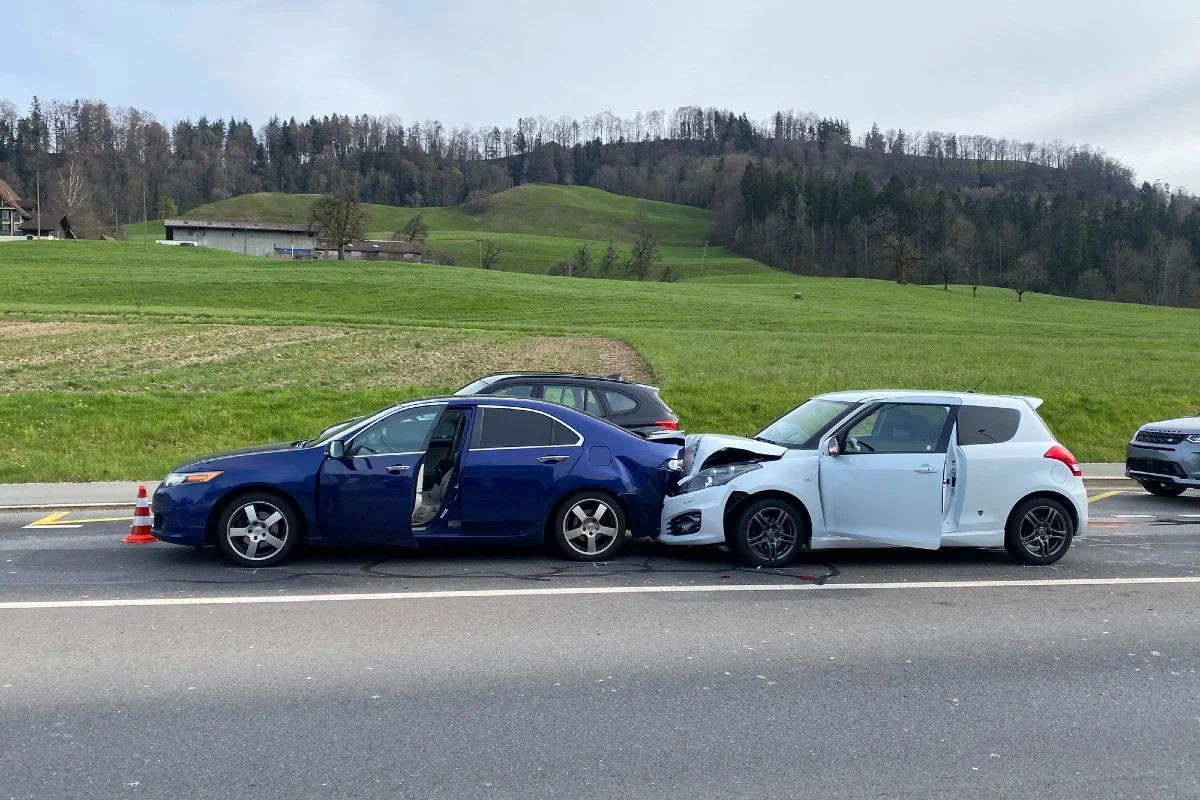 Baar ZG - Auffahrkollision führt zu Verkehrsbehinderungen