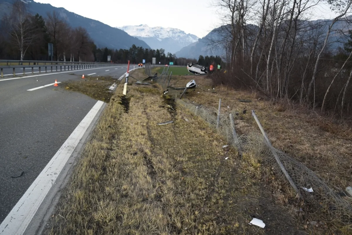 Unfall auf der A13 in Cazis GR - Auto überschlägt sich