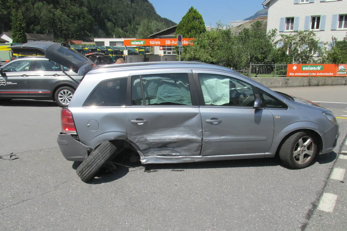 Näfels GL - Kollision beim Abbiegen