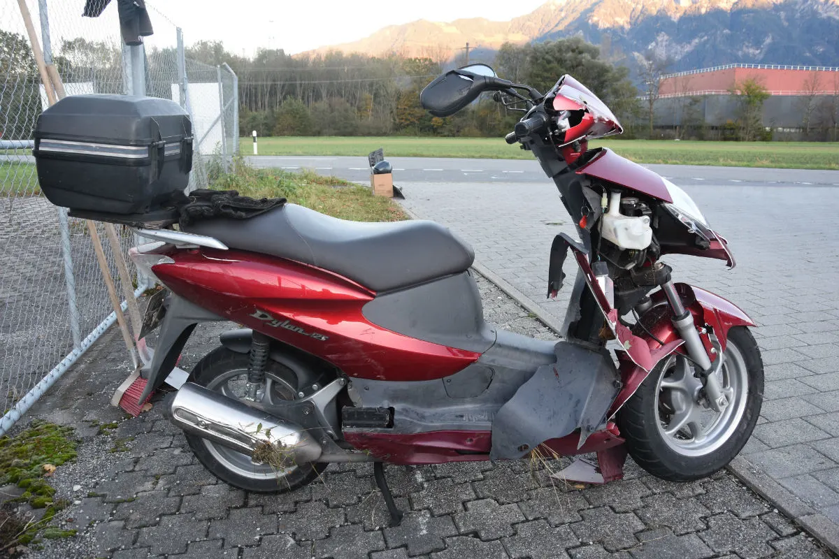 Unfall Grabs SG - Motorrad überholt Kolonne und prallt in Auto