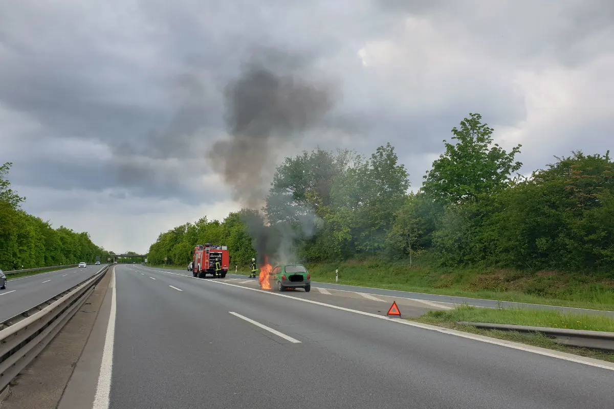 Opel Corsa fängt beim Autobahndreieck Mainz Feuer