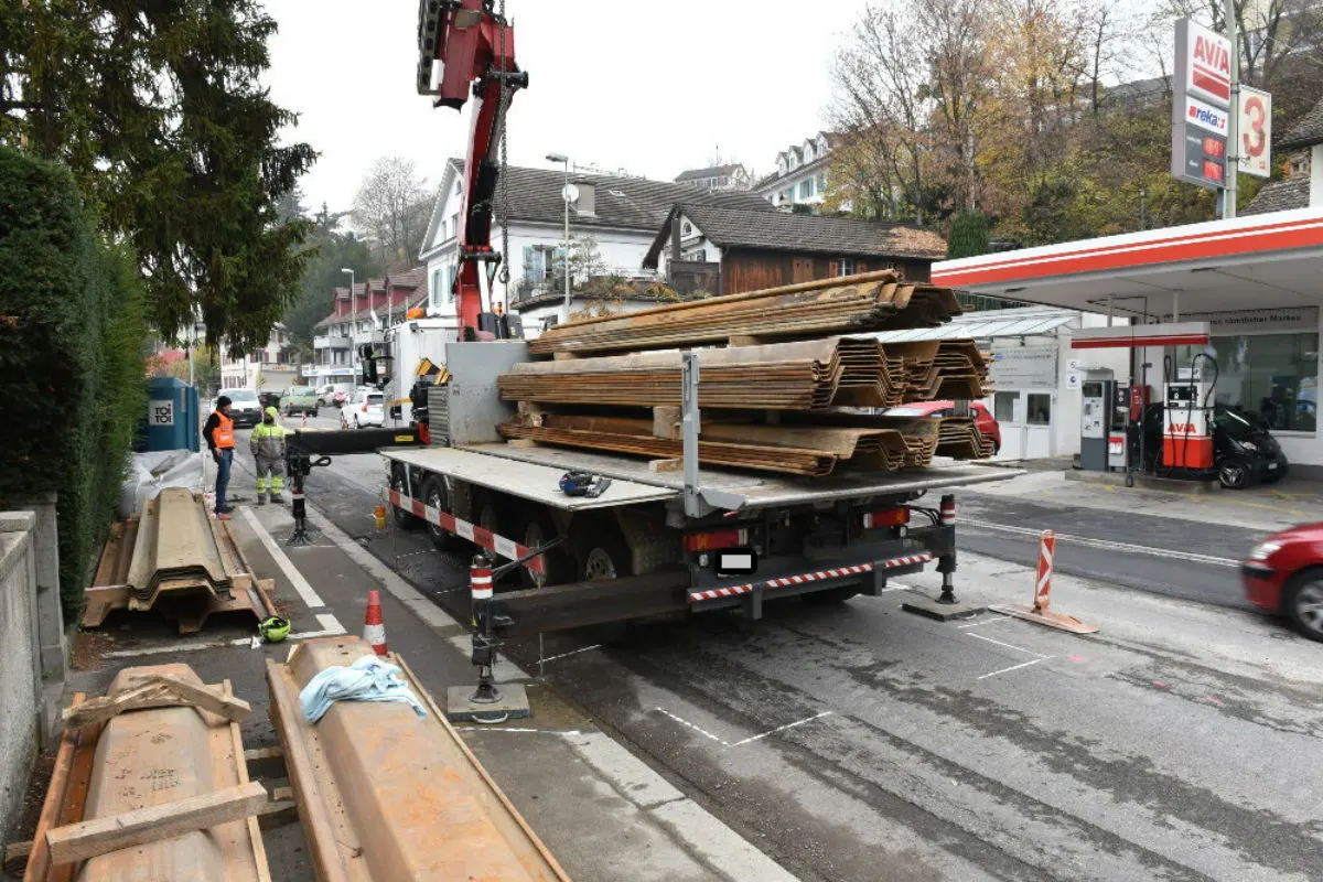 Herrliberg ZH - Arbeiter erlitt schwere Verletzungen