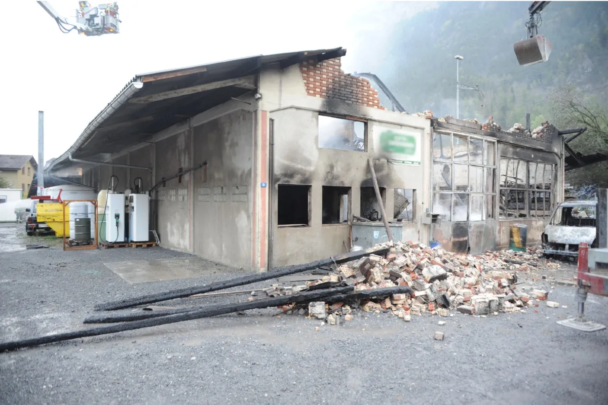 Erstfeld UR - Vollbrand einer Industriehalle gelöscht – Stand 10.45 Uhr