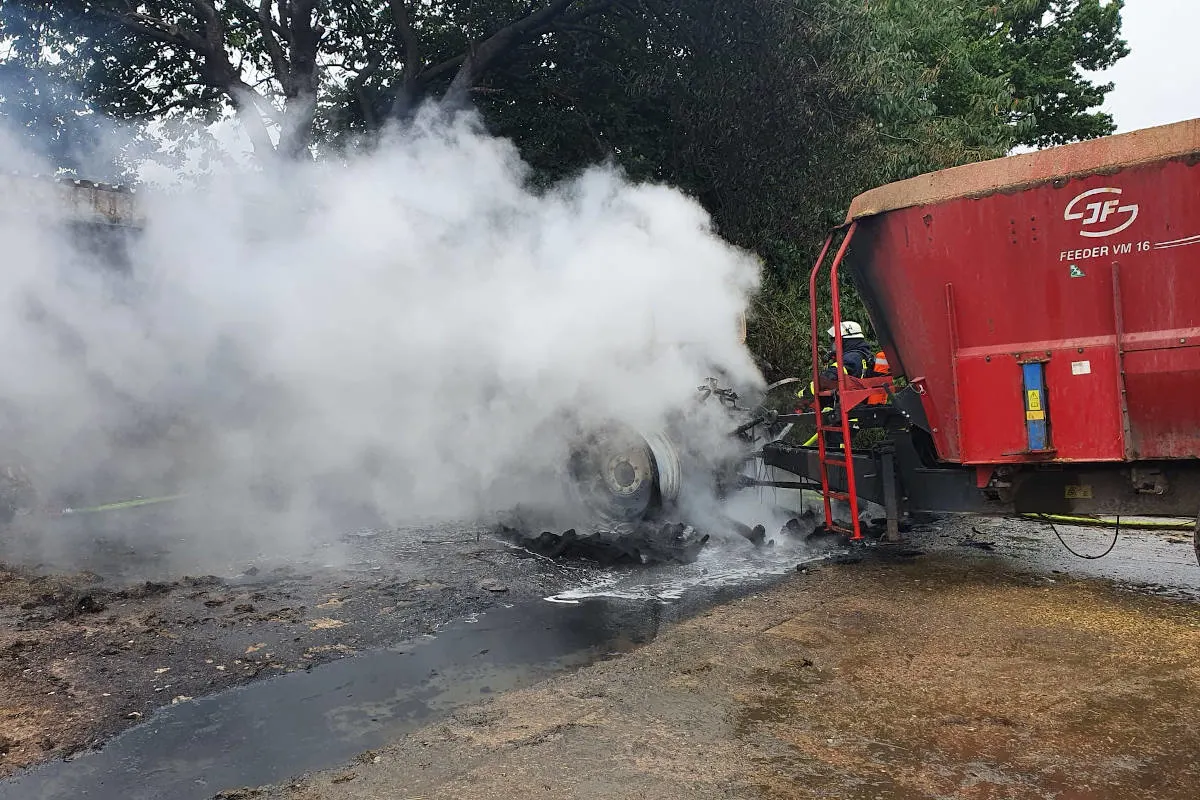 Schönhorst – Landwirtschaftliche Zugmaschine geht in Flammen auf