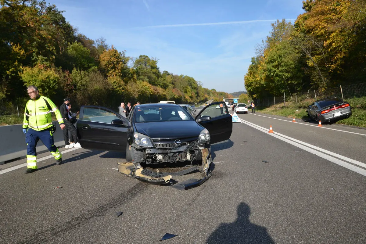 Reinach BL A18 - Motorhaube öffnet sich während der Fahrt auf der Autobahn 