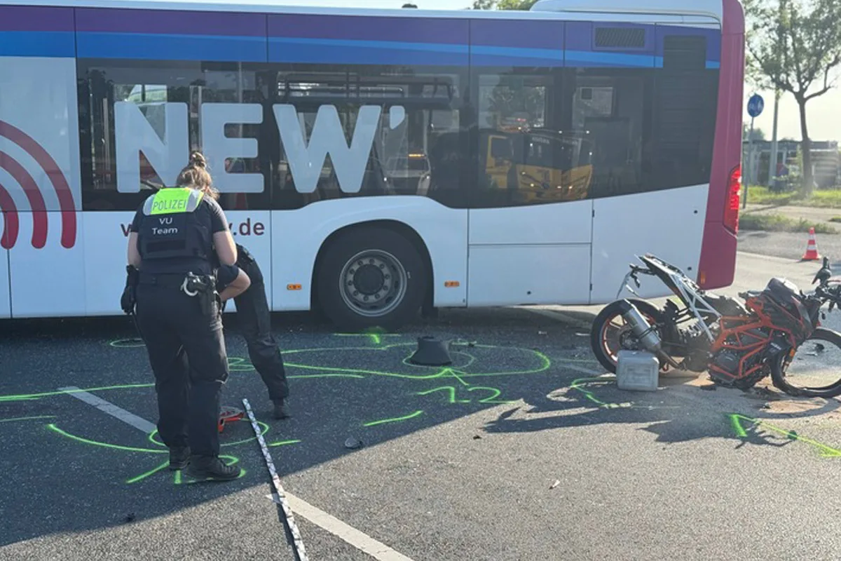 Mönchengladbach NRW: Motorradfahrer kollidiert mit Linienbus auf Gladbacher Straße