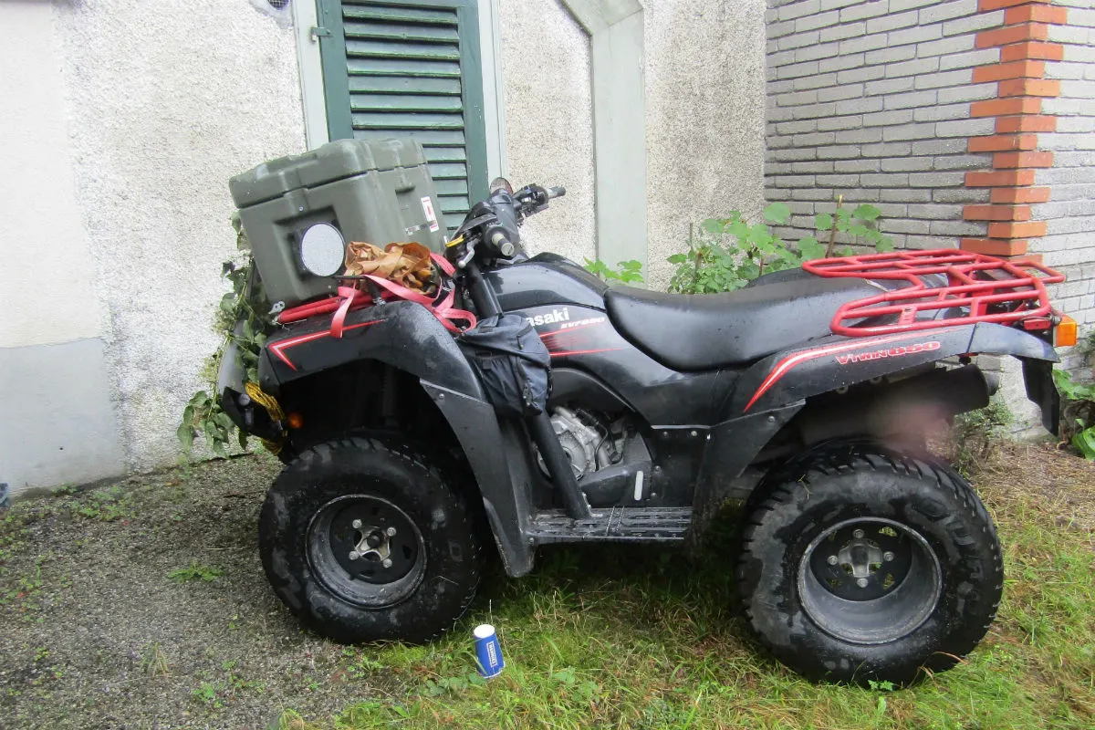 Netstal GL - Quadfahrer prallt gegen parkierten Roller