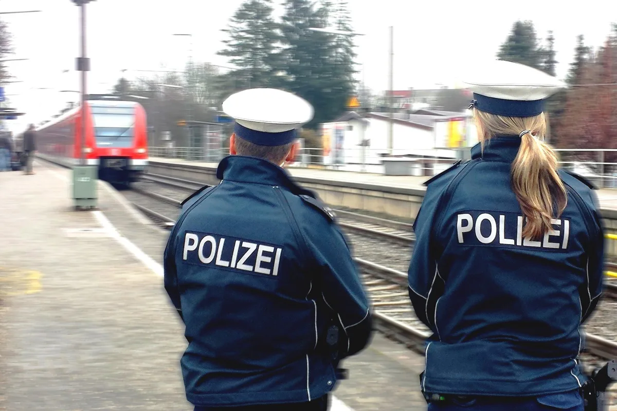 Freising – Mann spuckt Frau in Regionalzug an und attackiert sie