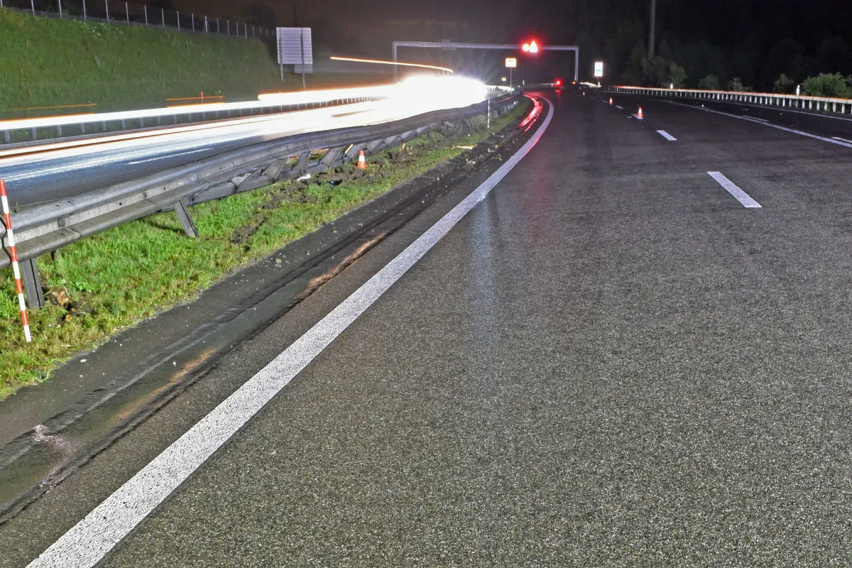 Buchrain A14 LU - BMW-Heck bricht beim Beschleunigen aus 