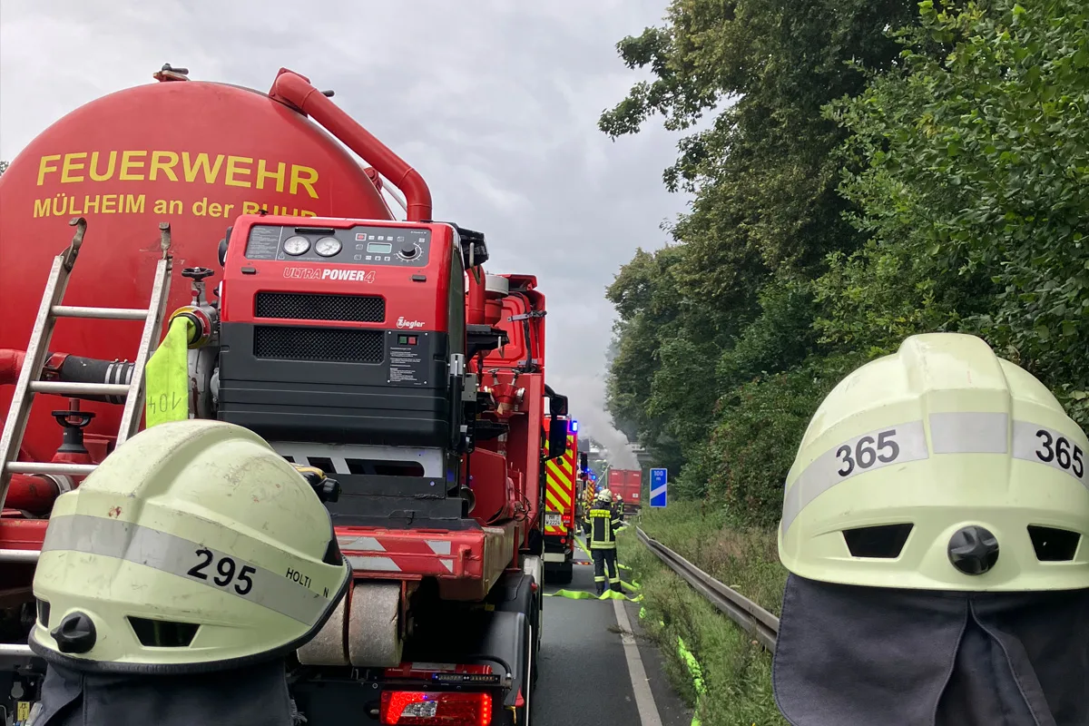 A40 Mülheim an der Ruhr NW – Lkw mit Metallschrott in Brand