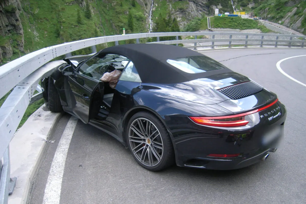Andermatt UR - Personenwagen kollidiert mit Leitplanke - eine Person verletzt