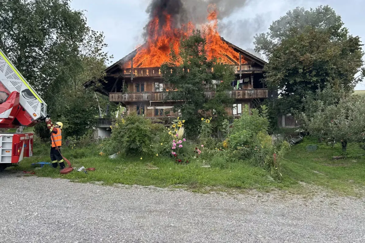 Fahrni BE – Dachstock von Bauernhaus gerät in Brand
