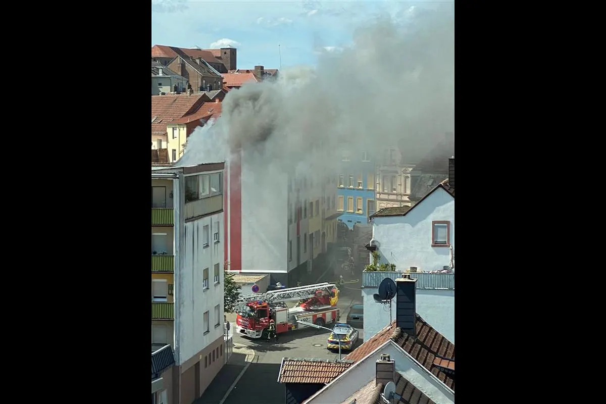 Pirmasens – Brand eines Mehrfamilienhauses mit schwer verletzter Frau