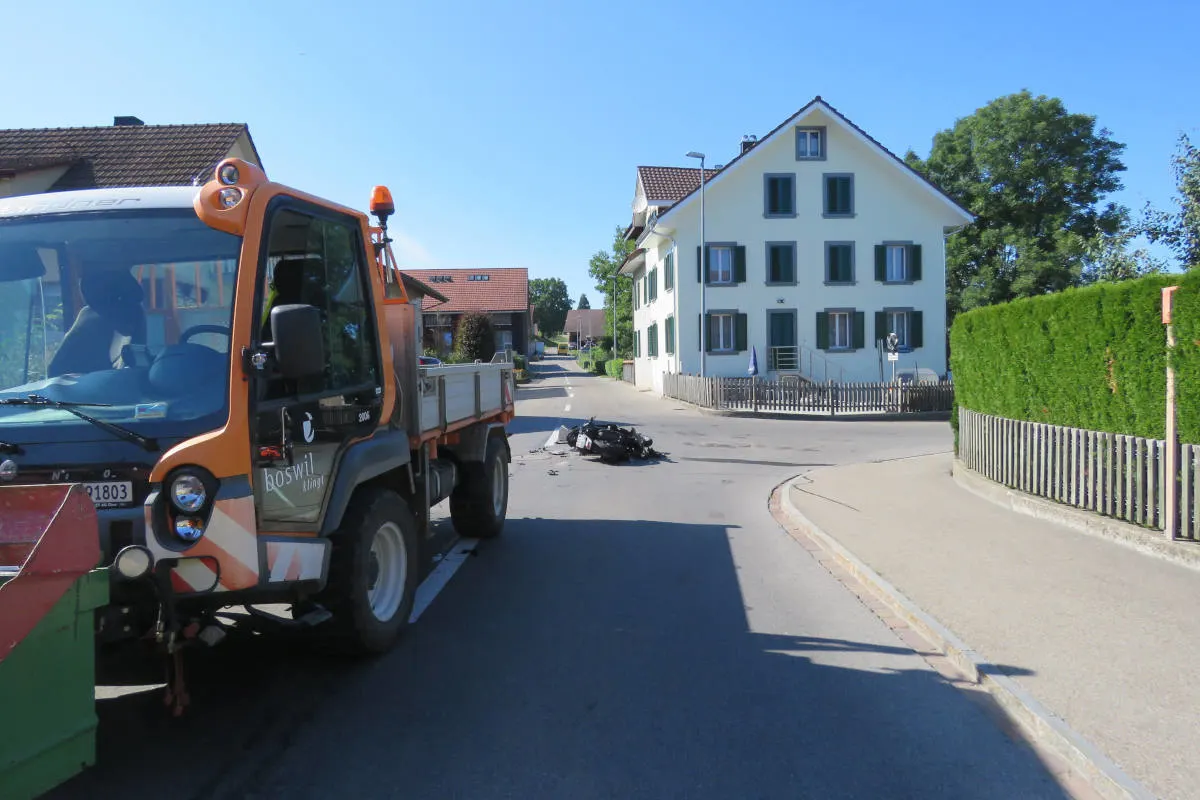 Boswil AG -  Roller kollidiert mit Kleinlastwagen