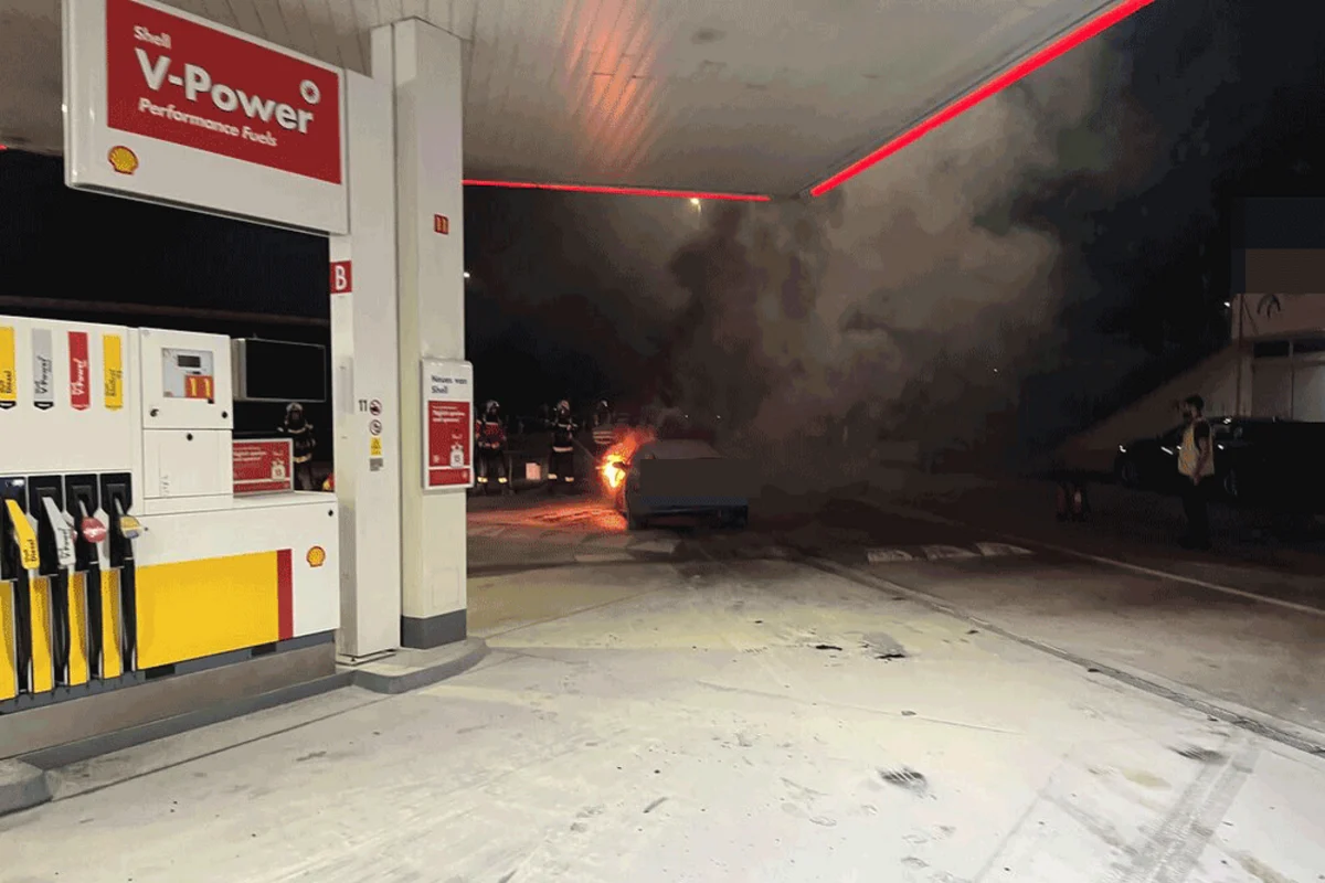 Würenlos/A1 AG - Auto brennt neben Zapfsäulen einer Tankstelle