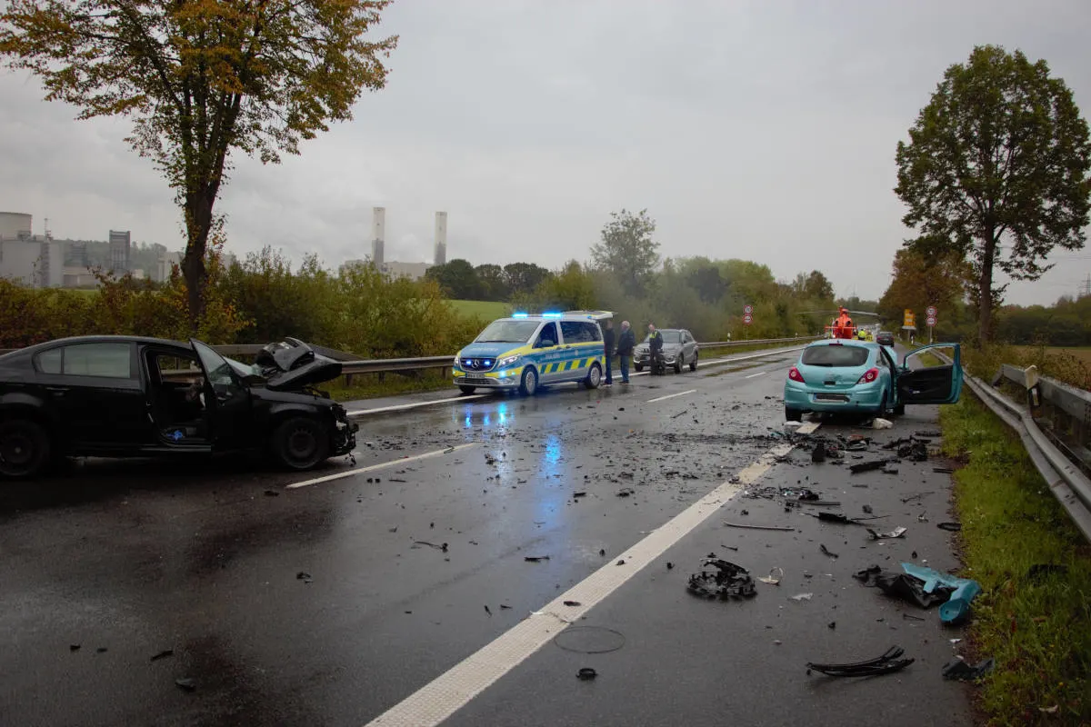 Grevenbroich-Gustorf – Drei Verletzte nach Verkehrsunfall – Rettungshubschrauber im Einsatz