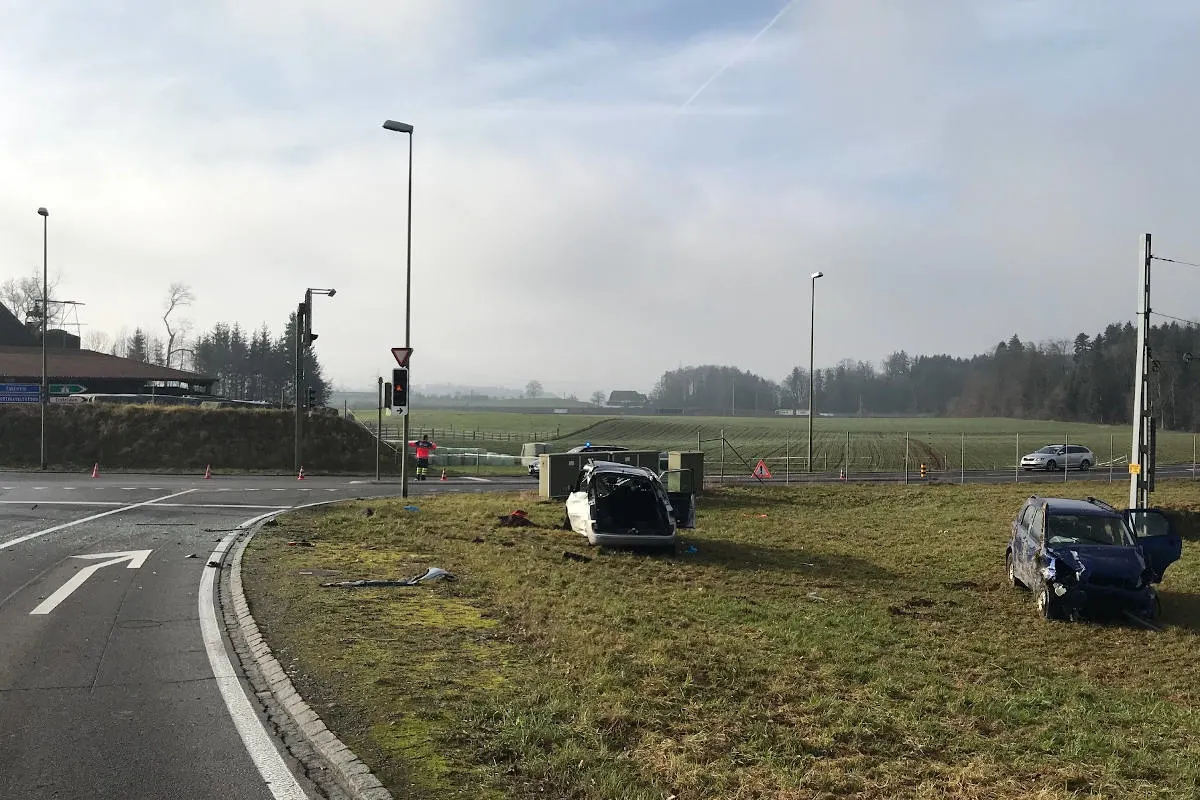 Affoltern an Albis ZH - Zwei verletzte Personen nach Verkehrsunfall