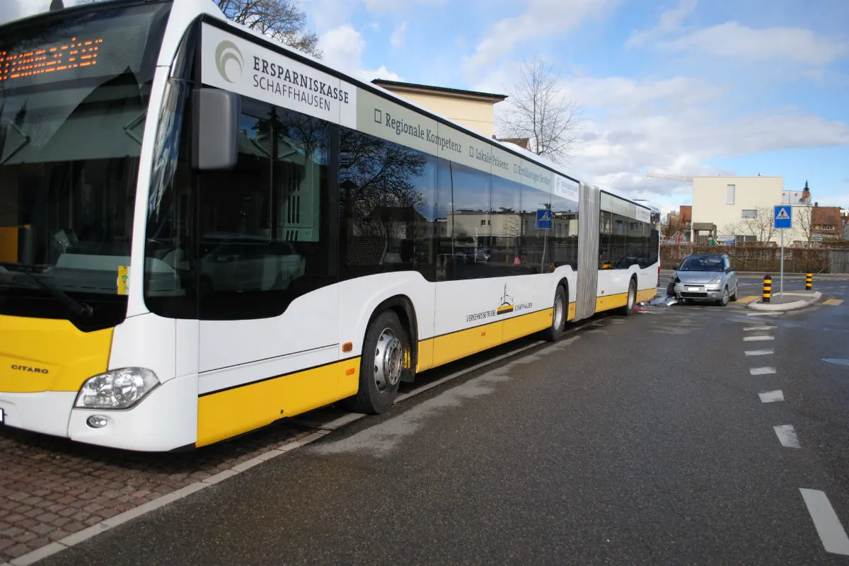 Schaffhausen SH -  Auffahrkollision zwischen Auto und Linienbus.