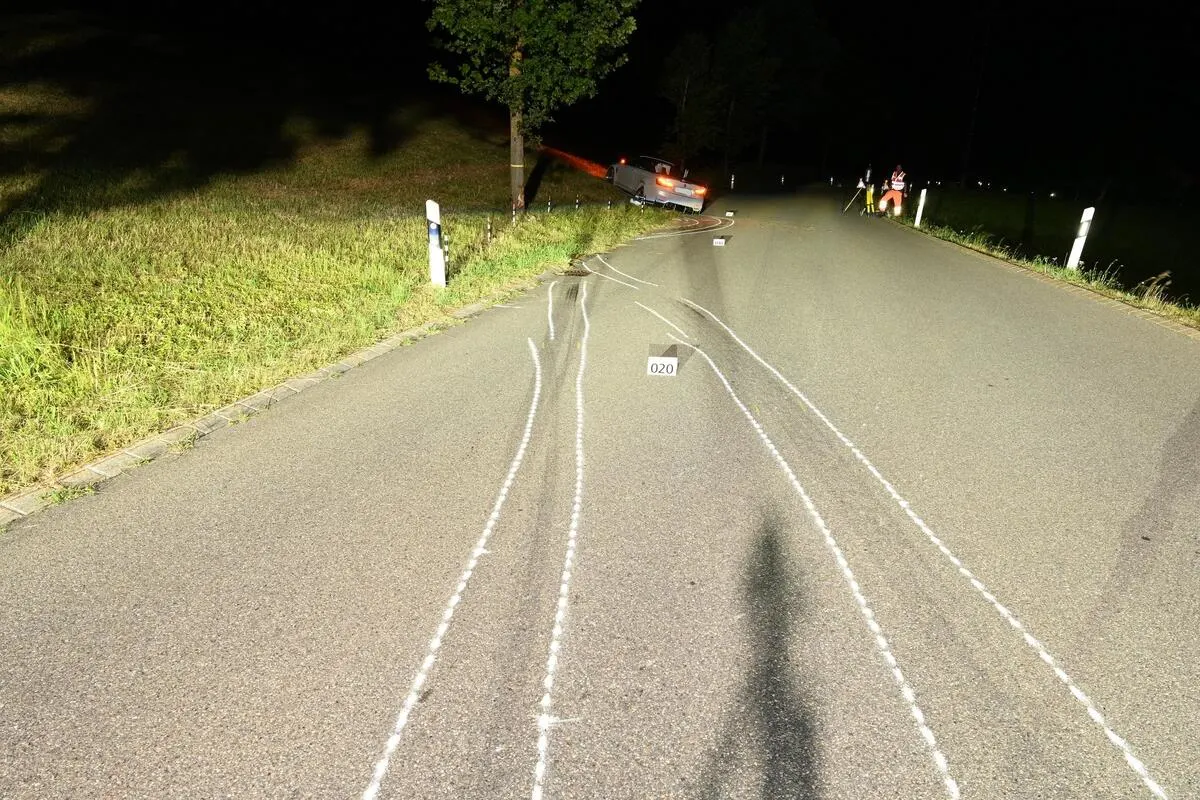 Dürnten ZH – Raser verunfallt mit Sportwagen