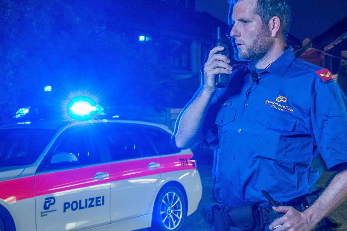 Zürich – Autofahrerin entzieht sich Polizeikontrolle und fährt in Streifenwagen