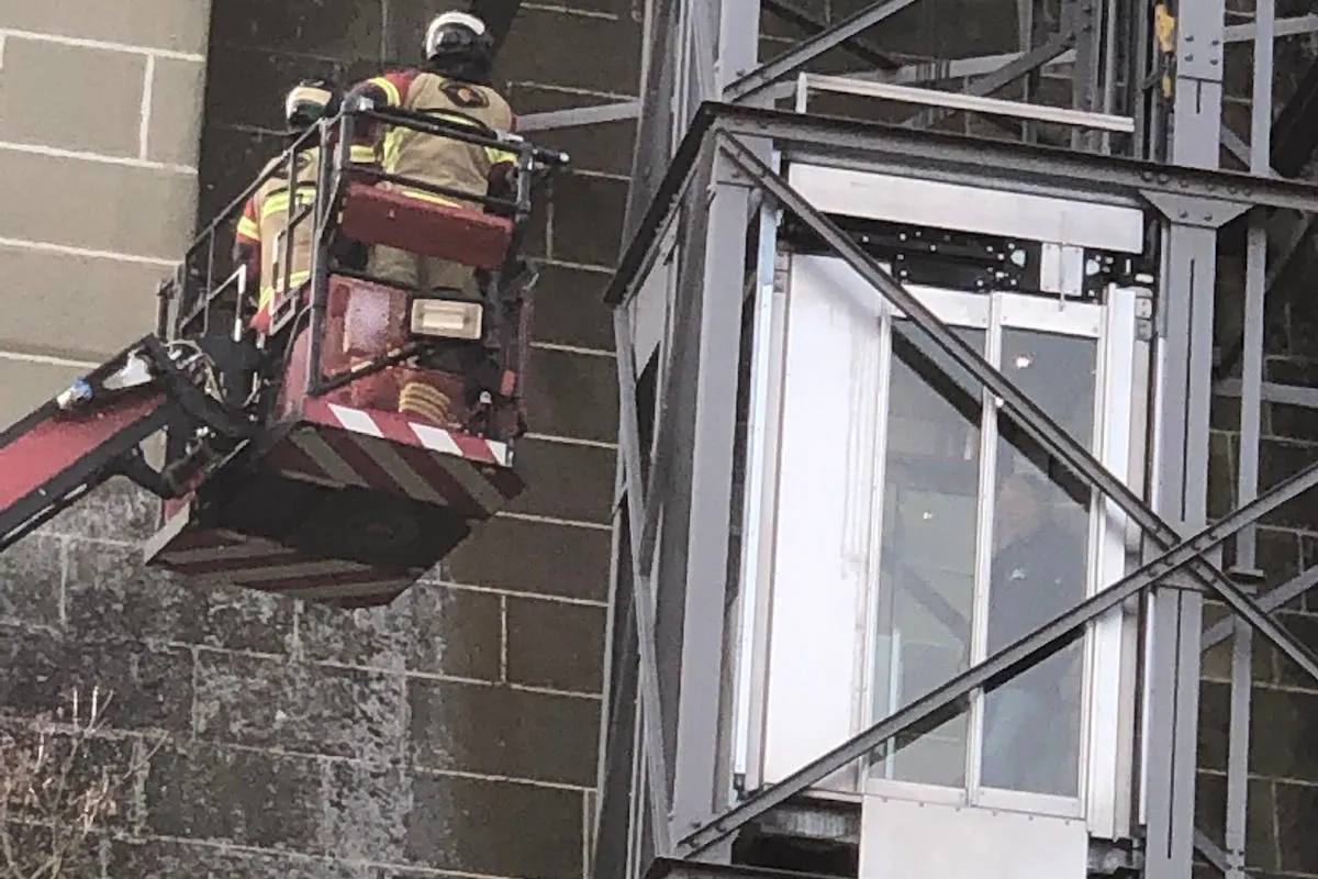 Stadt Bern - Feuerwehr befreit 2 Personen aus Mattelift
