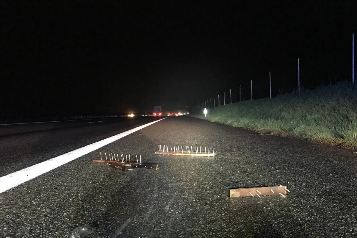 Möhlin/A3 AG - Nagelbretter auf Pannenstreifen festgestellt (Zeugenaufruf)