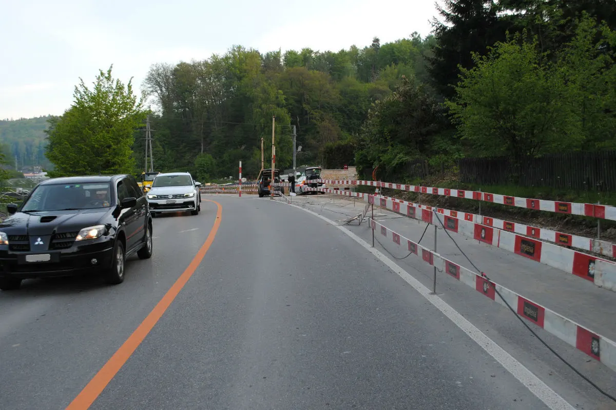 Neuhausen am Rheinfall SH - Zeugen von Alleinunfall mit Auto gesucht