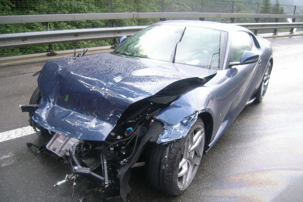 Wassen UR -  Ferrarifahrer baut Selbstunfall
