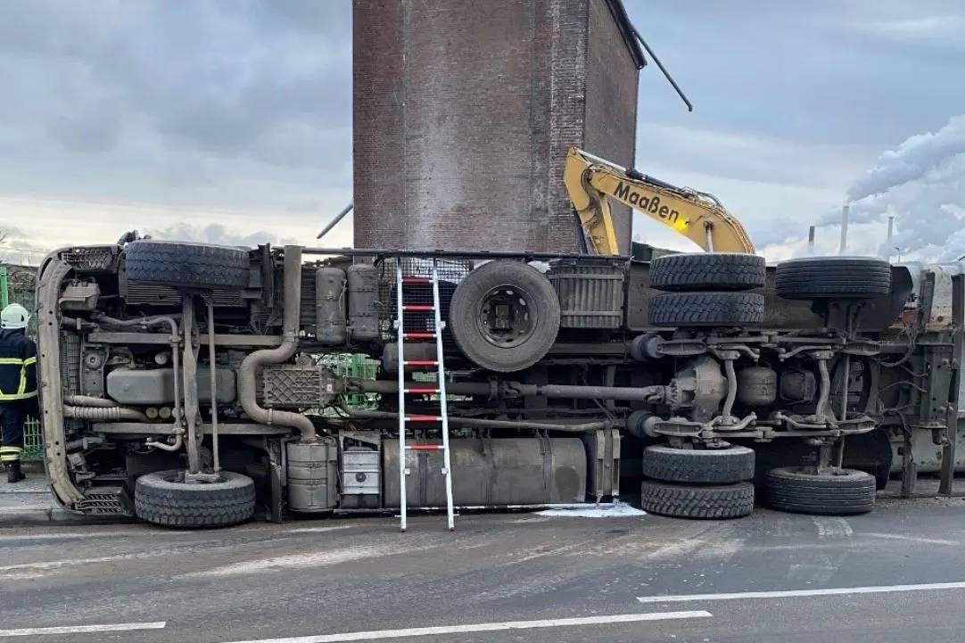 Hürth – Lastwagen beim Abladen umgekippt