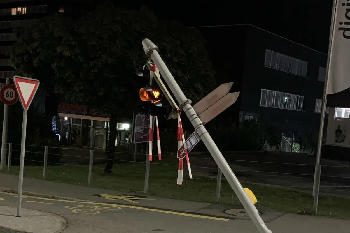 Stans NW - Nichtgenügen der Meldepflicht nach Verursachen eines Verkehrsunfalls mit Sachschaden / Zeugenaufruf
