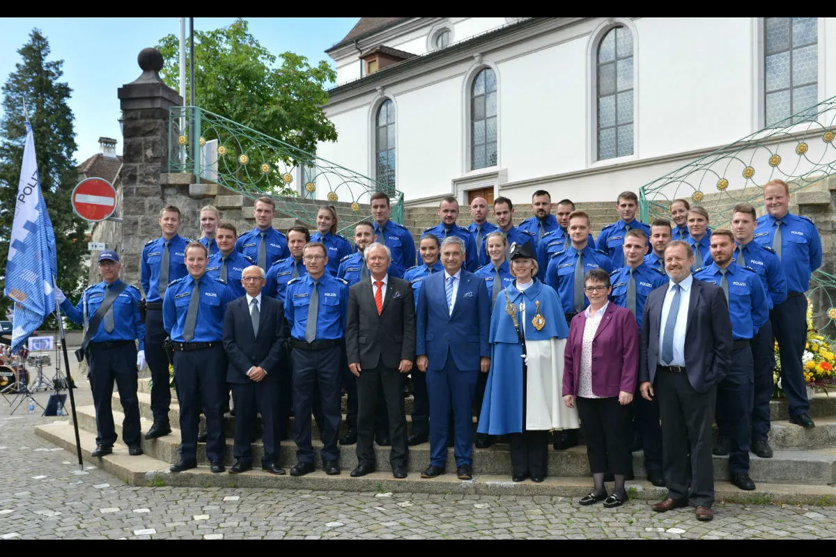 Sursee LU - Sechs Polizistinnen und 18 Polizisten feierlich vereidigt