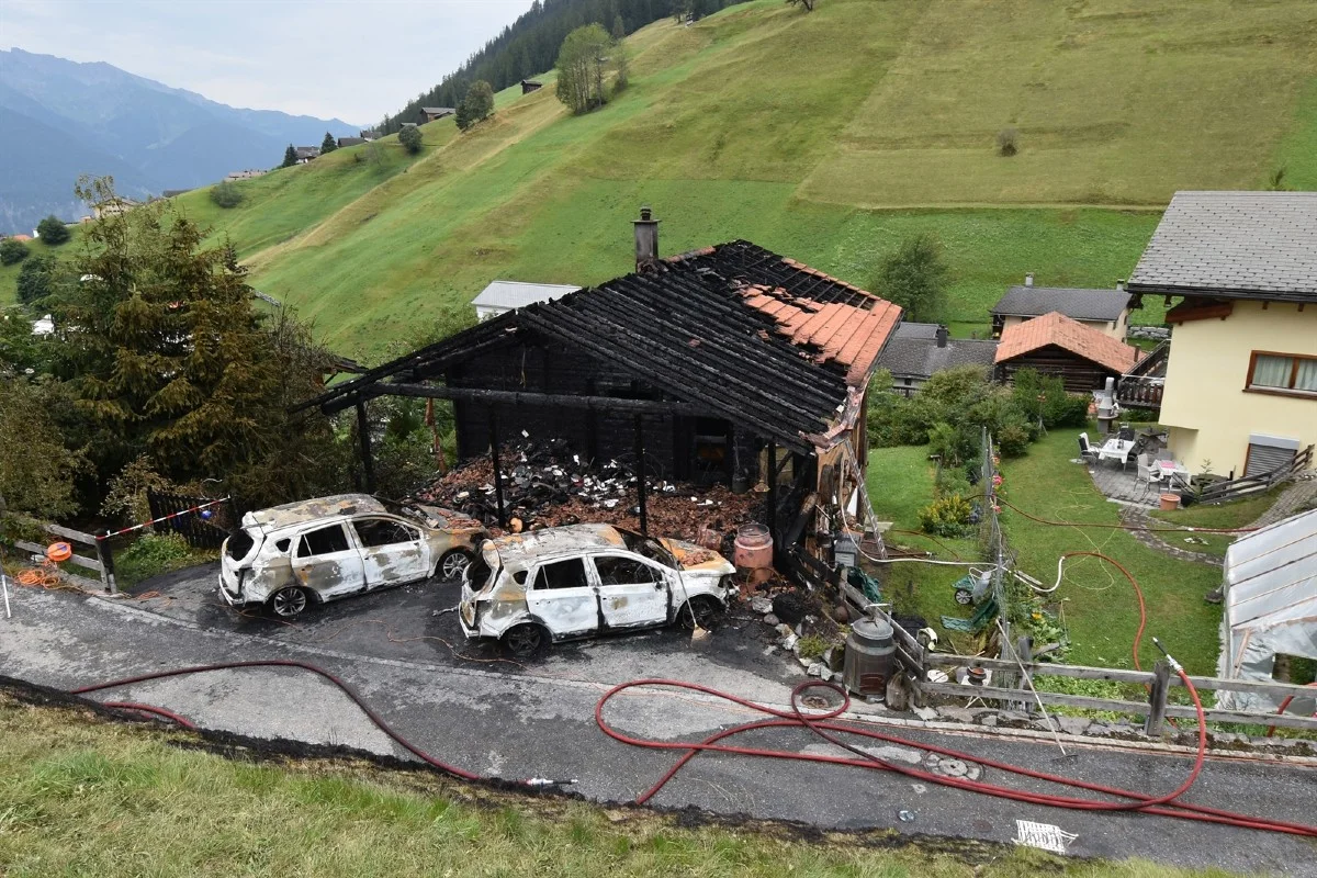 Wiesen GR - Grosse Zerstörung nach Hausbrand - Ermittlungen laufen
