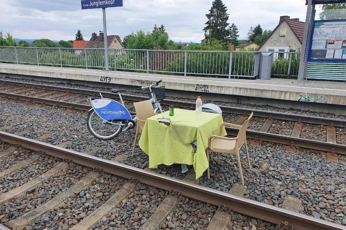 Kassel-Jungfernkopf  - Tische und Stühle auf Geleise gelegt!