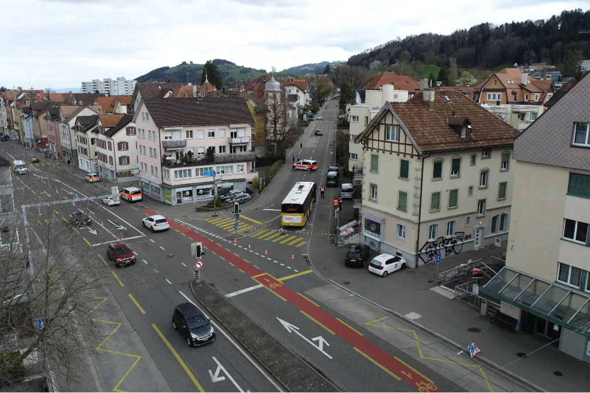 Stadt St. Gallen - Frau nach Kollision mit Postauto beim Fussgängerstreifen schwer verletzt
