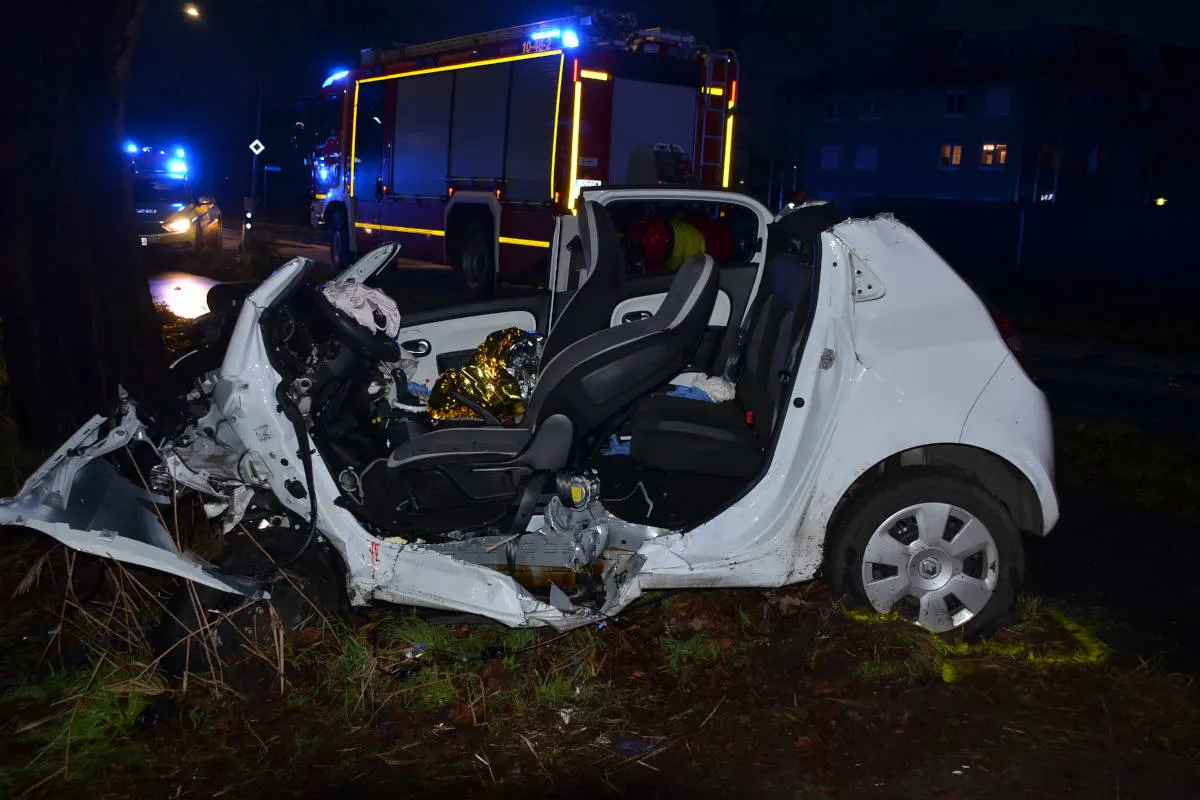 B73 Stade - Autofahrerin bei Unfall lebensgefährlich verletzt