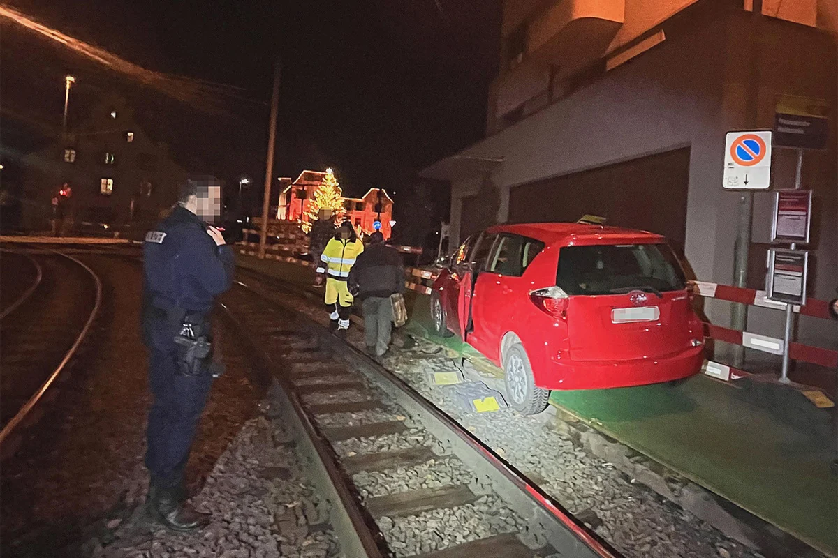 Binningen BL – 90-jährige Autofahrerin bleibt auf Tramgeleisen stecken