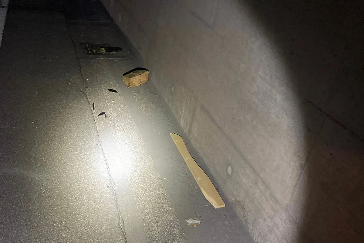 Münchenstein BL - Unbekannte Täter werfen Holzstücke auf der Autobahn - Mehrere PKW beschädigt