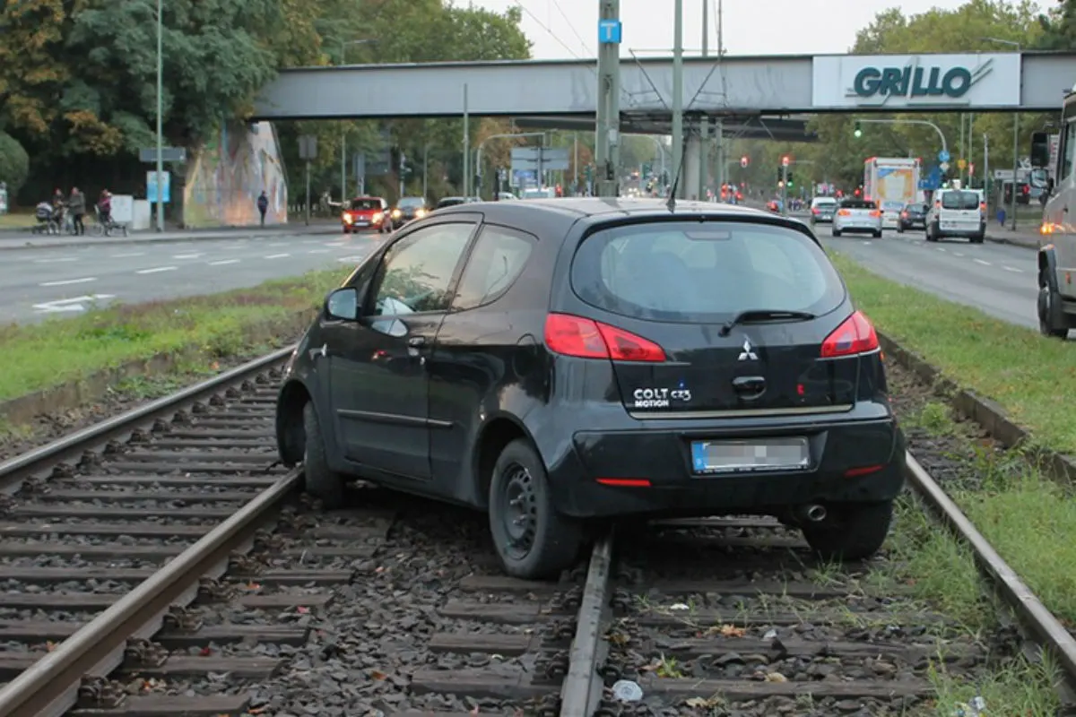 Duisburg - Auto landet auf Straßenbahngleisen