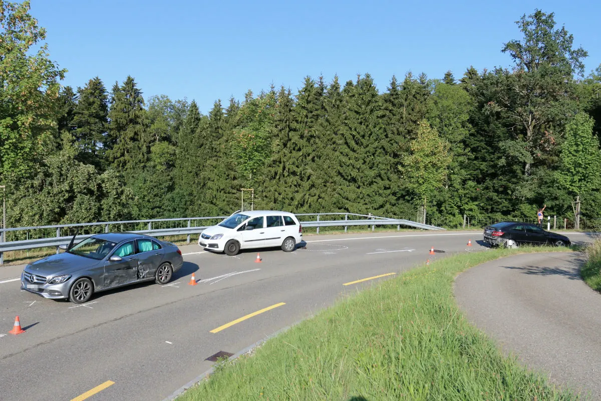 St. Gallen SG - Junger Autofahrer kollidiert mit zwei Fahrzeugen