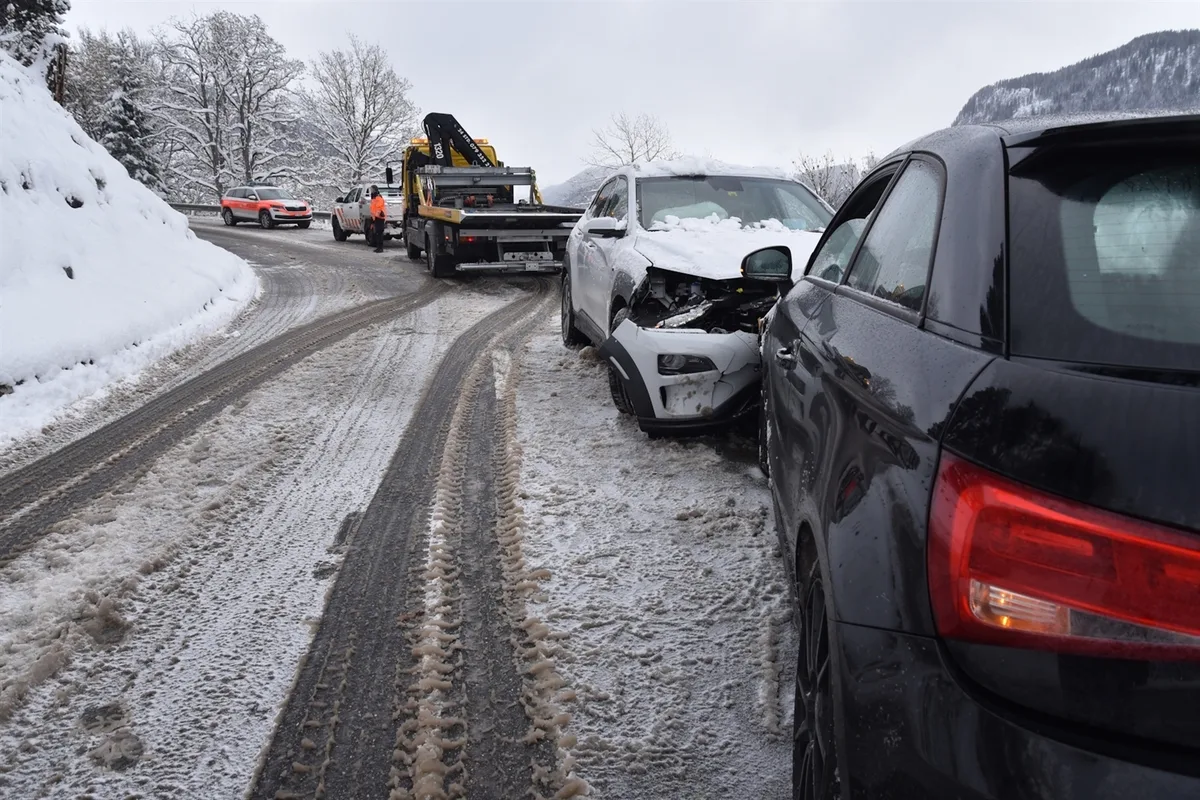 Peist GR - Mit Sommerreifen auf schneebedeckter Strasse gerutscht und verunfallt 