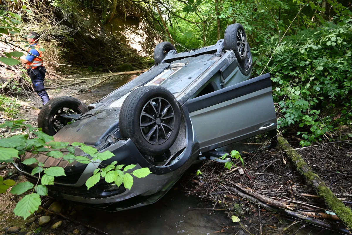 Unfall in Mühlrüti SG – Auto landet auf Dach in einem Bach