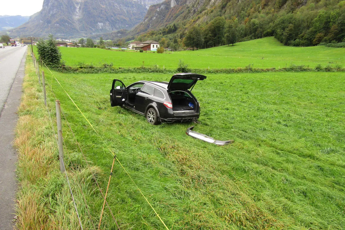 Unfall in Näfels GL – Strassenzaun durchbrochen und auf Wiese gelandet