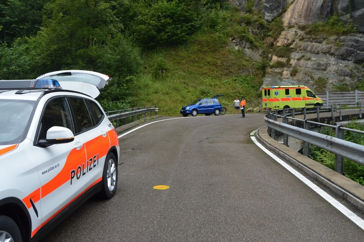 Selbstunfall in Speicherschwendi AR - Radfahrerin verletzte sich trotz Helm am Kopf
