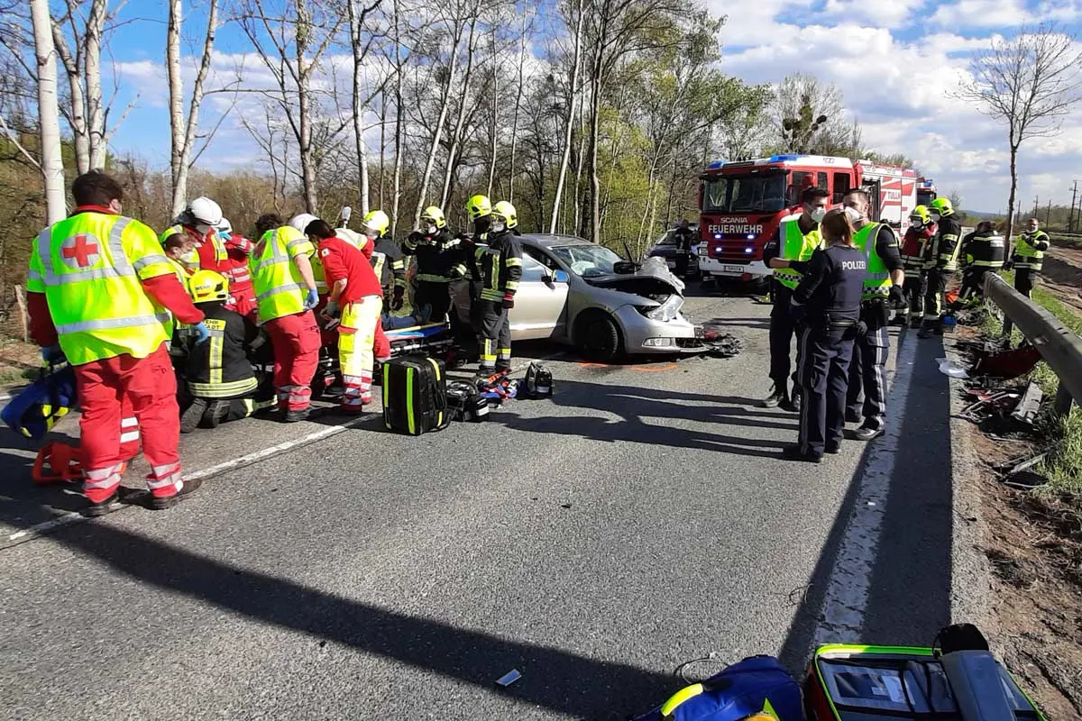 Tulln - Autos ungebremst zusammengestoßen - 4 Verletzte