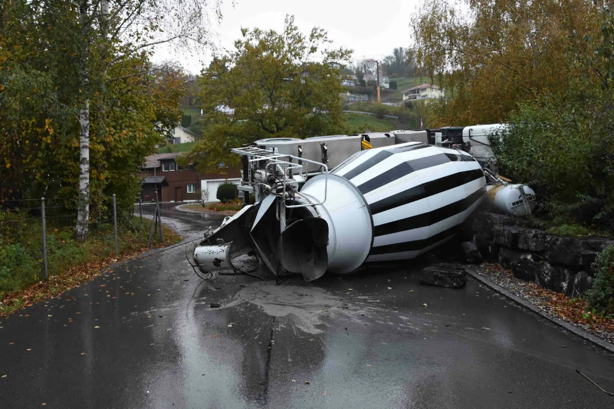 Unfall Eichberg SG - Betonmischer kippt vor Kurve um!